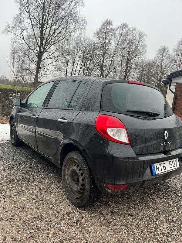 Begagnad Renault Clio R.S. 75 HK (55 kW) 2011 Halvkombi