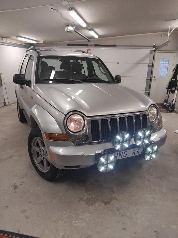 Silver Begagnad 2005 Jeep Cherokee SUV | 50 000 kr - Bild 1/4
