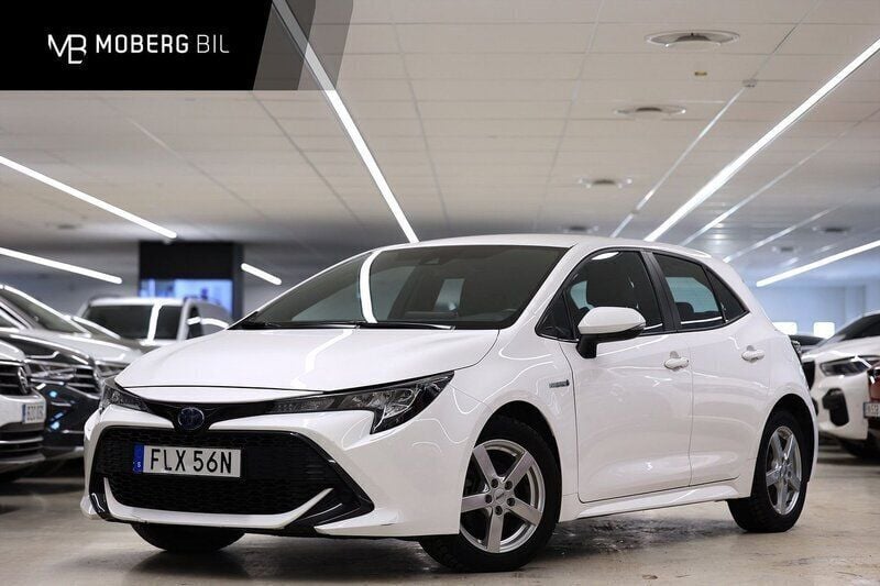 Vit Begagnad 2021 Toyota Corolla Halvkombi | 249 900 kr (Marknadspris) - Bild 1/3