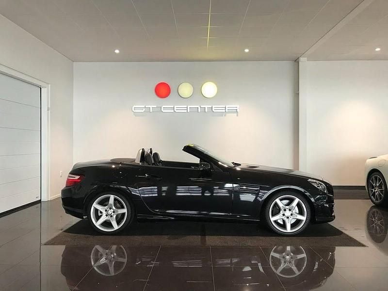 Svart (svartmetallic/svart läder) Begagnad 2011 Mercedes SLK350 AMG Cab | 319 900 kr - Bild 1/4