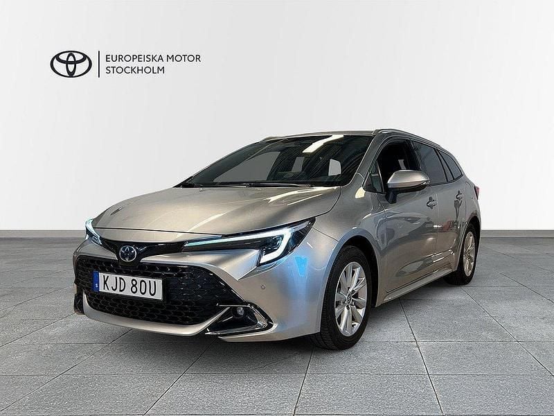 Silver Begagnad 2023 Toyota Corolla Plus Kombi | 294 900 kr (Bra pris) - Bild 1/3