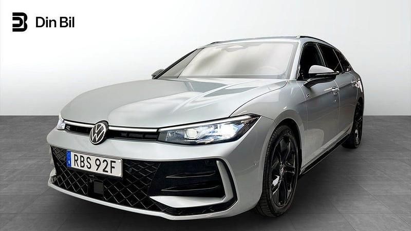 Oyster silver metallic Begagnad 2025 VW Passat R-line Kombi | 444 900 kr (Dyr) - Bild 1/4