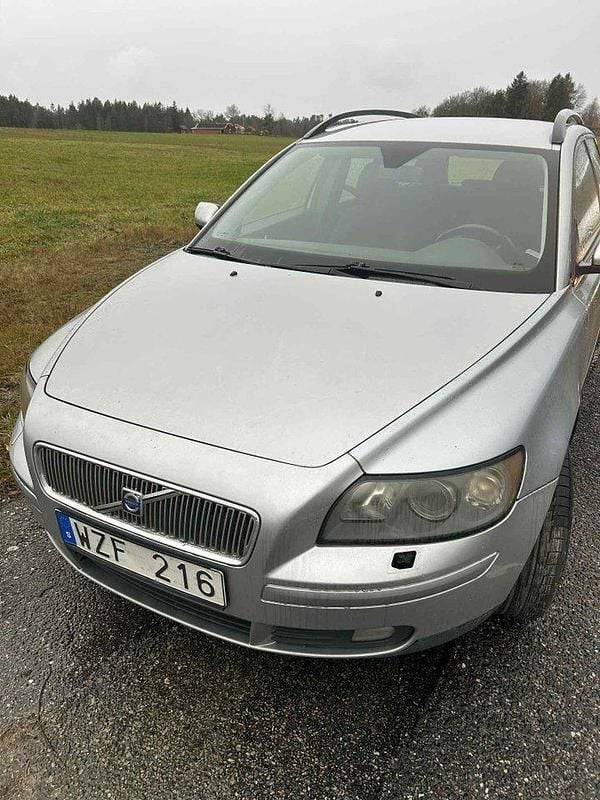Silver Begagnad 2006 Volvo V50 Kinetic Kombi | 15 000 kr (Superpris) - Bild 1/4