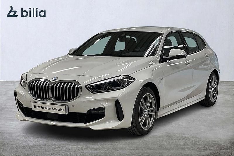 Alpinvit Begagnad 2022 BMW 118 M Sport Halvkombi | 289 900 kr (Lite dyr) - Bild 1/4