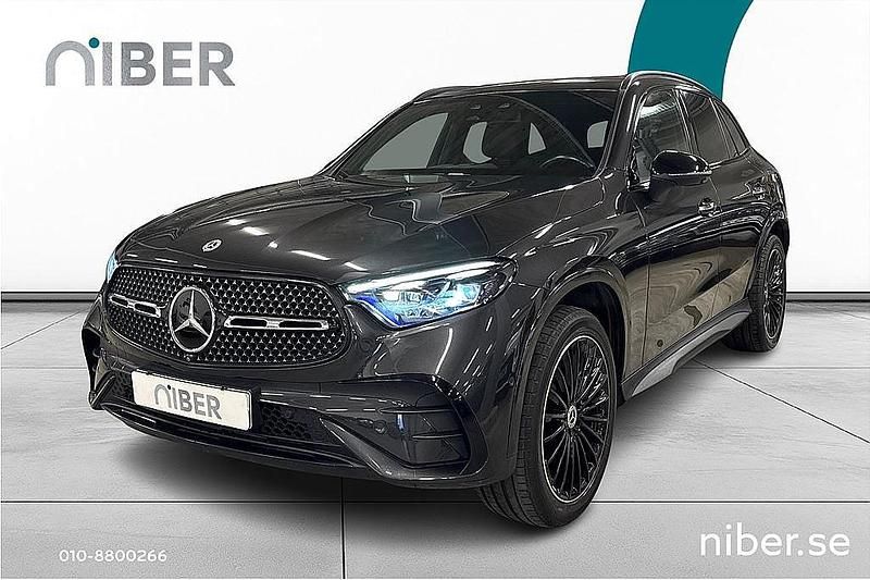 Grå Begagnad 2023 Mercedes GLC300e SUV | 599 900 kr (Marknadspris) - Bild 1/4