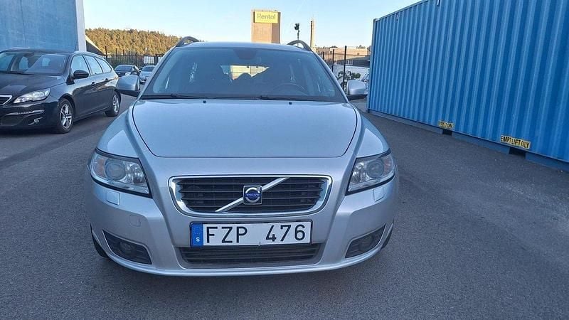 Ljusgrå (grå) Begagnad 2010 Volvo V50 Momentum Kombi | 74 900 kr (Marknadspris) - Bild 1/4