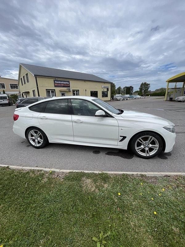 Vit Begagnad 2019 BMW 320 Gran Turismo M Sport Halvkombi | 185 000 kr (Marknadspris) - Bild 1/4