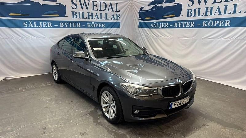 Grå Begagnad 2015 BMW 320 Gran Turismo Kombi | 129 800 kr (Marknadspris) - Bild 1/4