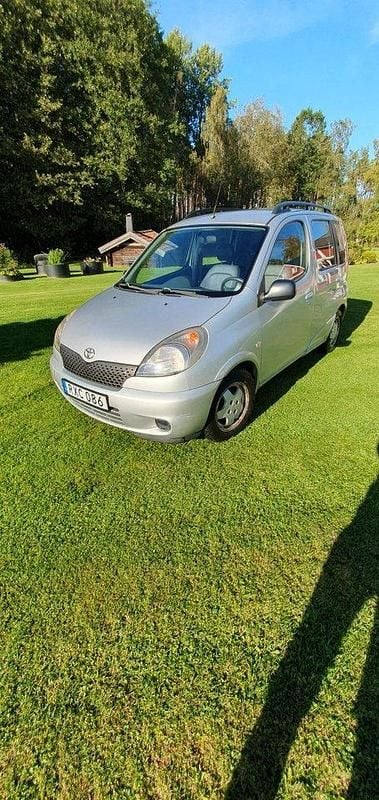 Silver Begagnad 2000 Toyota Yaris Verso Minibuss | 19 000 kr (Marknadspris) - Bild 1/4