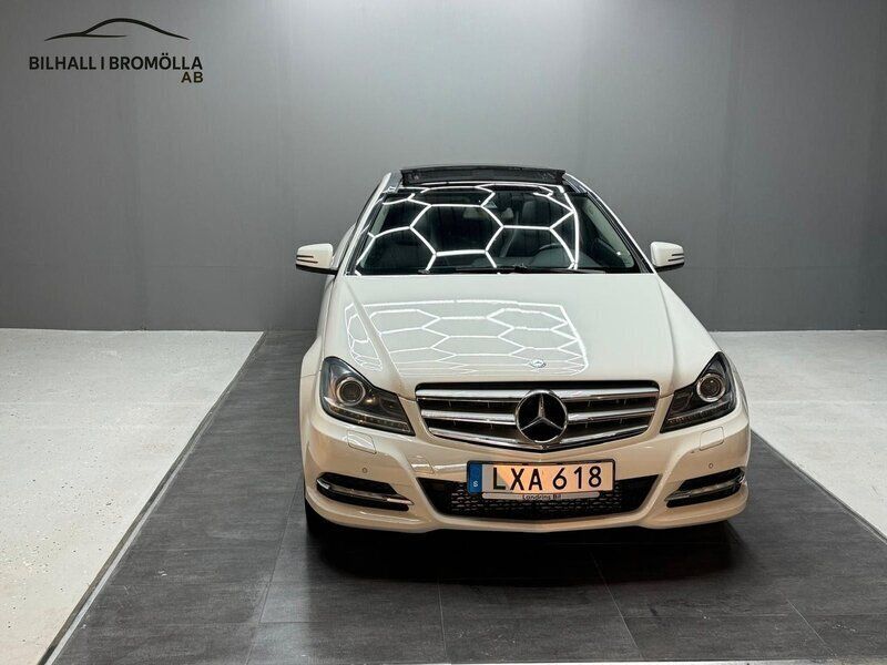 Vit Begagnad 2012 Mercedes C180 Sportkupé | 109 900 kr (Marknadspris) - Bild 1/4