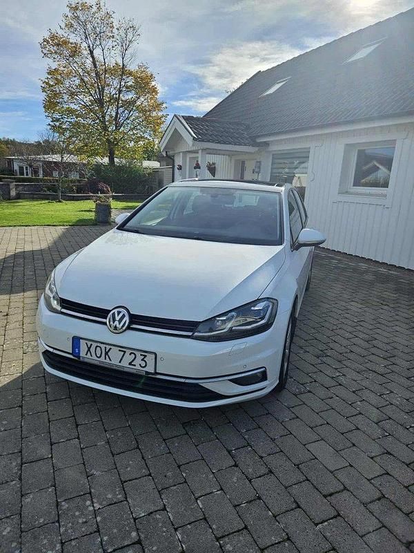 Vit Begagnad 2017 VW Golf VII Halvkombi | 105 000 kr (Marknadspris) - Bild 1/4
