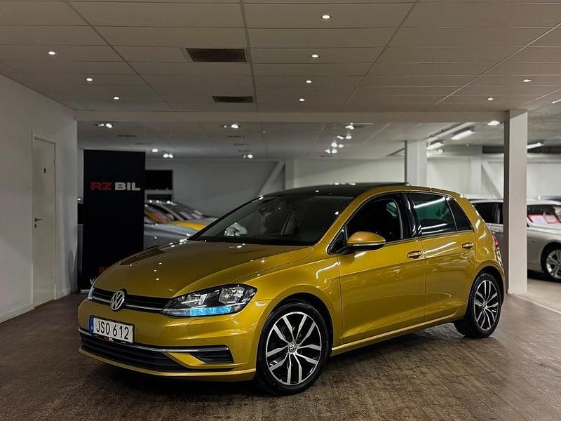 Gul Begagnad 2017 VW Golf VII Halvkombi | 149 900 kr (Marknadspris) - Bild 1/4