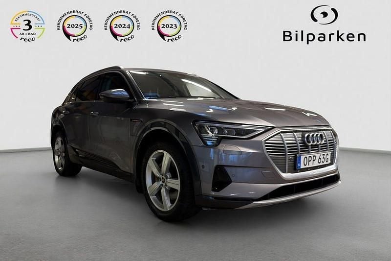 Grå Begagnad 2021 Audi e-tron SUV | 259 990 kr (Superpris) - Bild 1/4