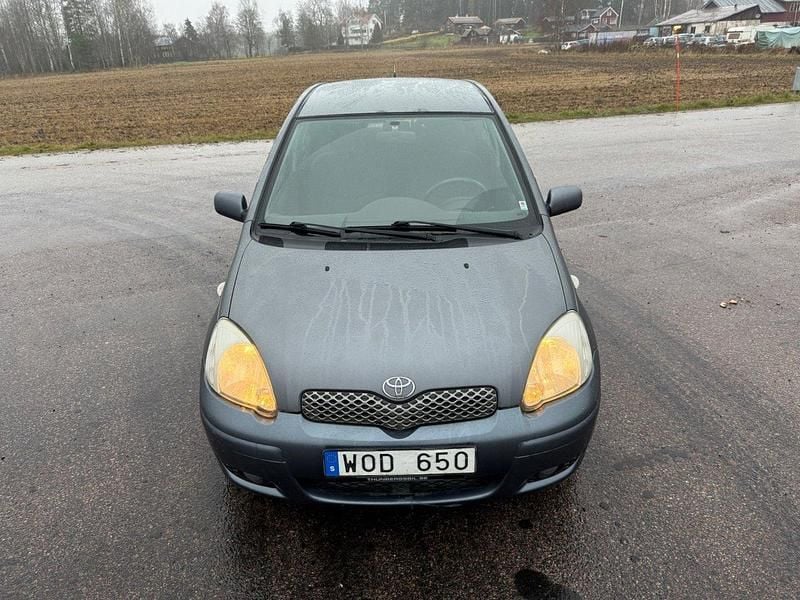 Blå Begagnad 2005 Toyota Yaris Halvkombi | 18 500 kr (Marknadspris) - Bild 1/4