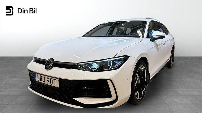 Pure white Begagnad 2025 VW Passat R-line Kombi | 449 900 kr (Dyr) - Bild 1/4