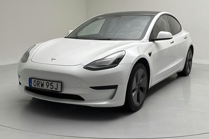 Vit Begagnad 2021 Tesla Model 3 Standard Range Sedan | 210 000 kr (Superpris) - Bild 1/4