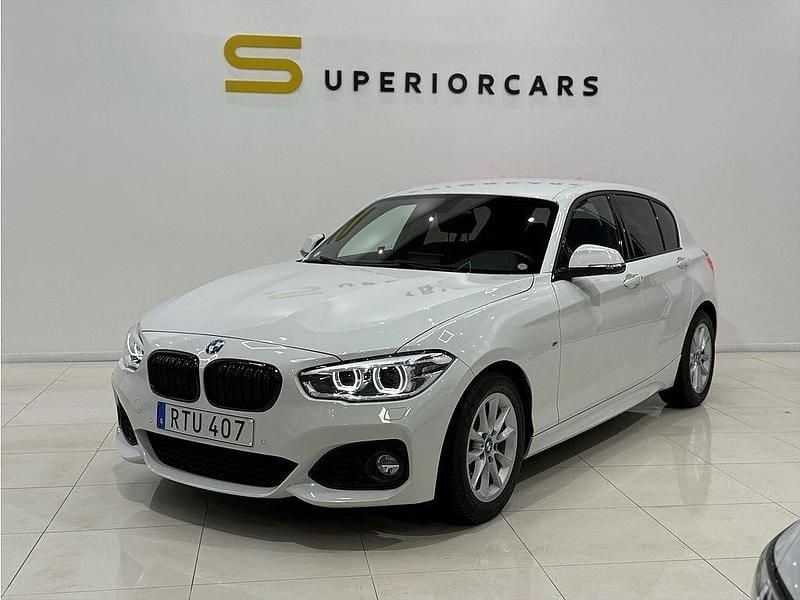 Vit Begagnad 2019 BMW 120 M Sport Halvkombi | 239 900 kr (Marknadspris) - Bild 1/4