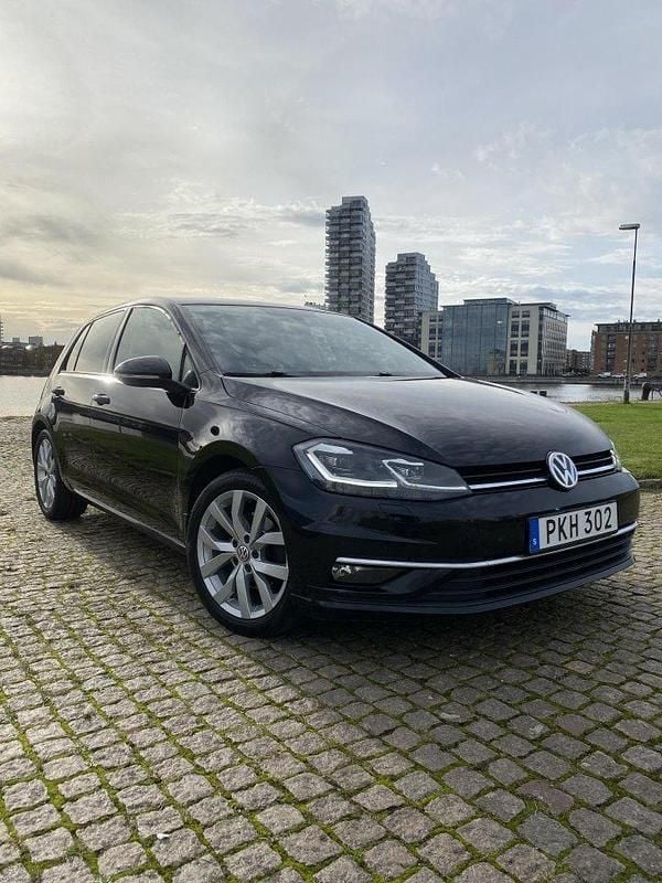 Svart Begagnad 2017 VW Golf VII Halvkombi | 148 900 kr (Marknadspris) - Bild 1/4