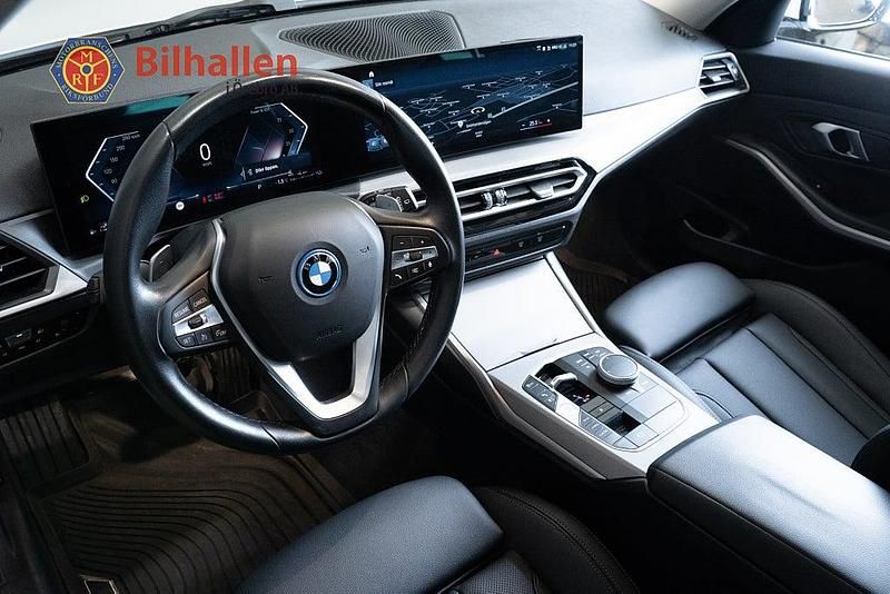 Begagnad BMW 330e Sport Line 184 HK (135 kW) 2022 Vit Kombi