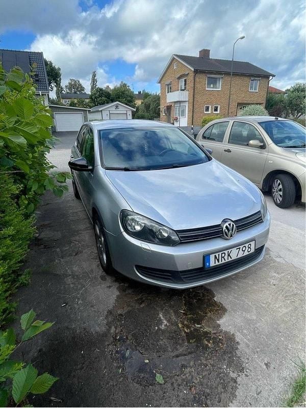 Silver Begagnad 2009 VW Golf VI Halvkombi | 27 000 kr (Bra pris) - Bild 1/4