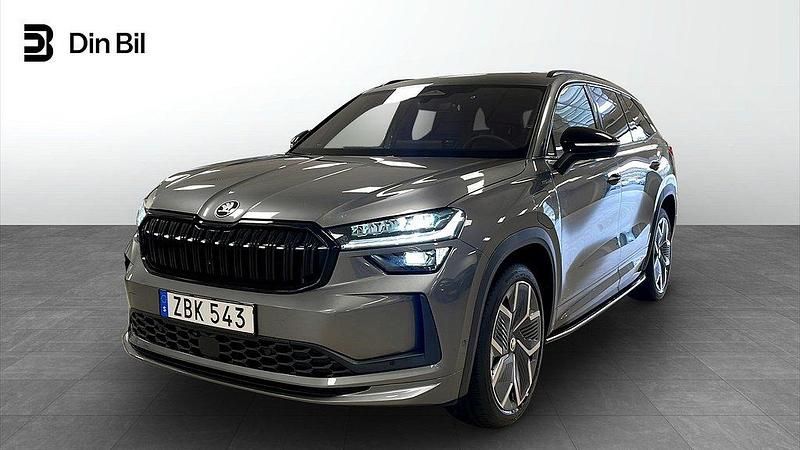 Grå (graphite grey metallic) Begagnad 2024 Skoda Kodiaq SportLine SUV | 519 900 kr (Dyr) - Bild 1/4