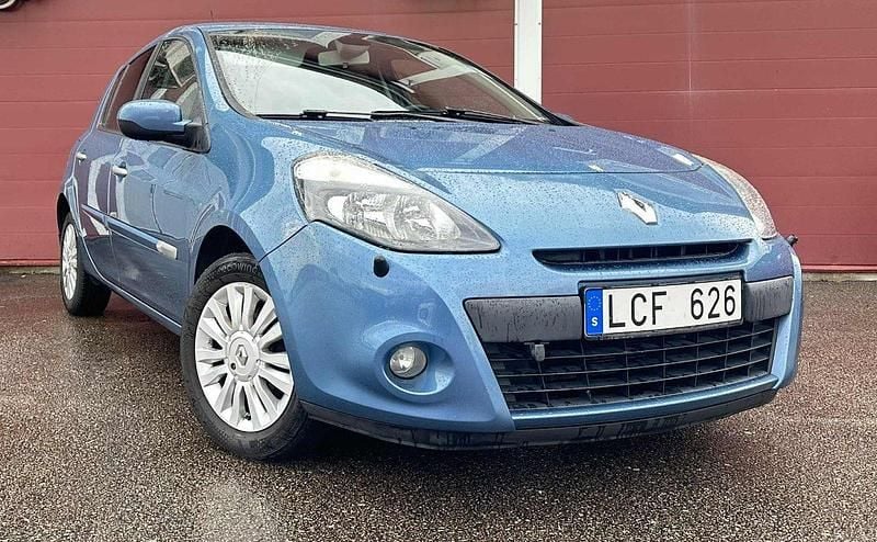Blå Begagnad 2011 Renault Clio Halvkombi | 34 900 kr - Bild 1/4