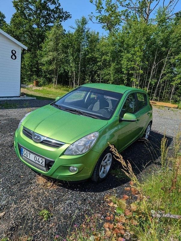 Grön Begagnad 2012 Hyundai i20 Halvkombi | 23 000 kr (Marknadspris) - Bild 1/4