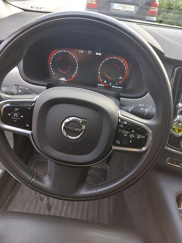 Grå Begagnad 2020 Volvo S90 Momentum Sedan | 295 000 kr (Lite dyr) - Bild 1/4