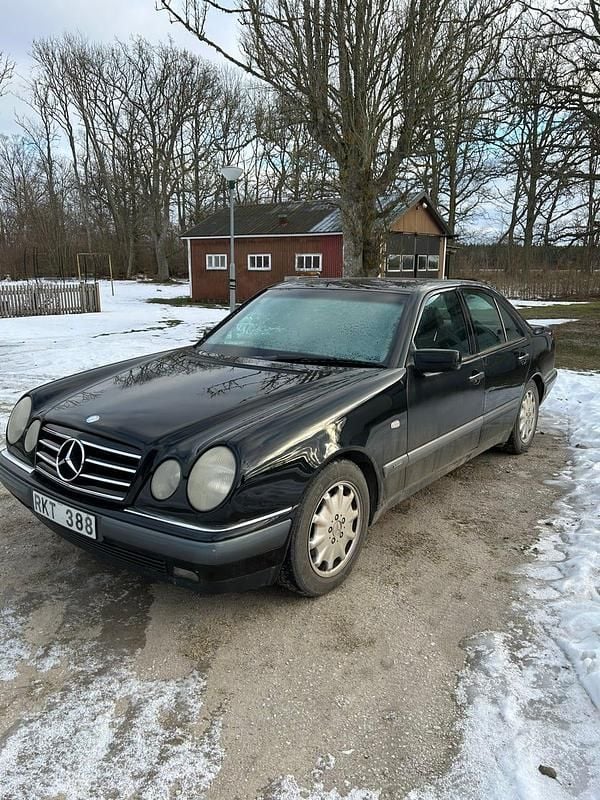 Begagnad Mercedes E320 220 HK (161 kW) 1996