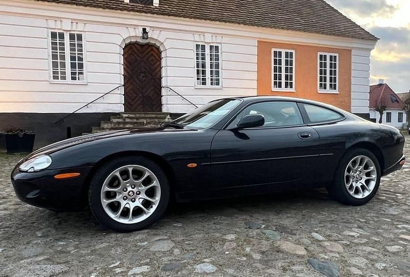 Svart Begagnad 1999 Jaguar XKR Sportkupé | 267 500 kr - Bild 1/4