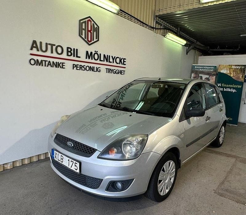 Ljusgrå Begagnad 2005 Ford Fiesta Halvkombi | 26 900 kr (Marknadspris) - Bild 1/4