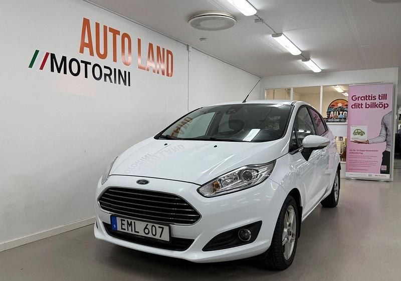 Vit Begagnad 2014 Ford Fiesta Titanium Halvkombi | 94 900 kr (Marknadspris) - Bild 1/4