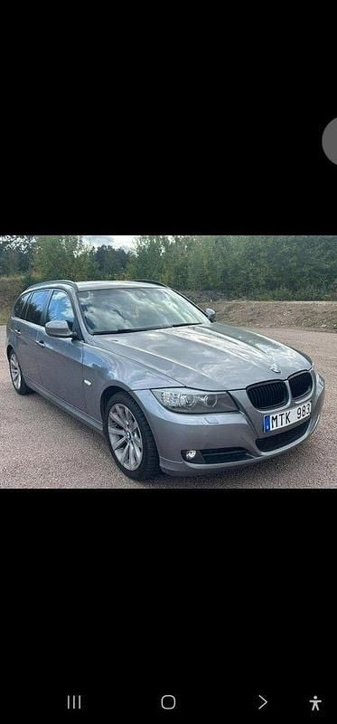 Grå Begagnad 2012 BMW 320 Kombi | 97 000 kr (Bra pris) - Bild 1/4