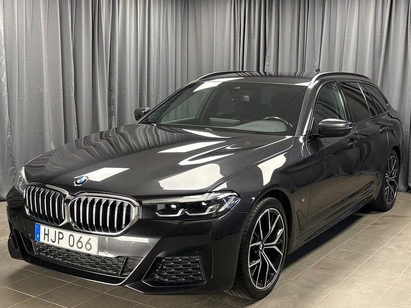 Grå Begagnad 2020 BMW 520 M Sport Kombi | 294 900 kr (Marknadspris) - Bild 1/4