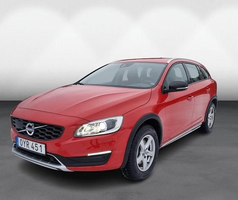 Begagnad Volvo V60 CC Momentum 245 HK (180 kW) 2017 Röd Kombi