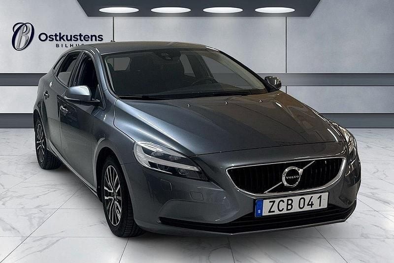 Grå Begagnad 2017 Volvo V40 Momentum Kombi | 155 000 kr (Marknadspris) - Bild 1/4