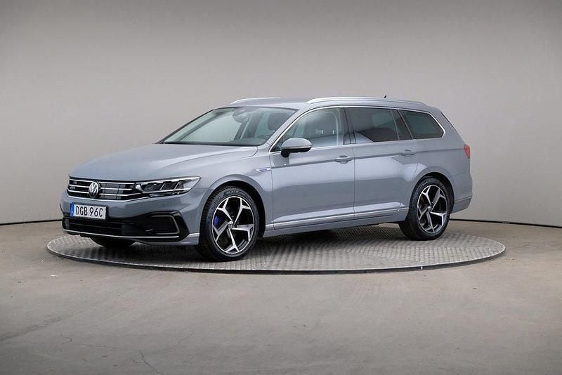Grå Begagnad 2022 VW Passat GTE Kombi | 299 000 kr (Marknadspris) - Bild 1/4