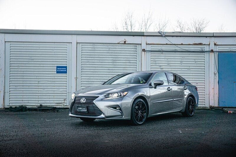 Silver Begagnad 2016 Lexus ES350 Sedan | 189 000 kr - Bild 1/4