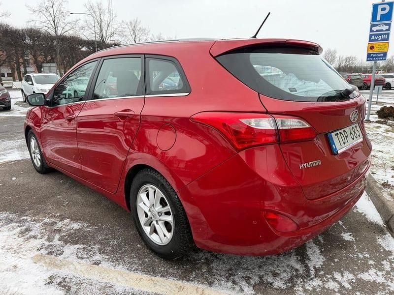 Begagnad Hyundai i30 Comfort 110 HK (80 kW) 2015 Röd Kombi