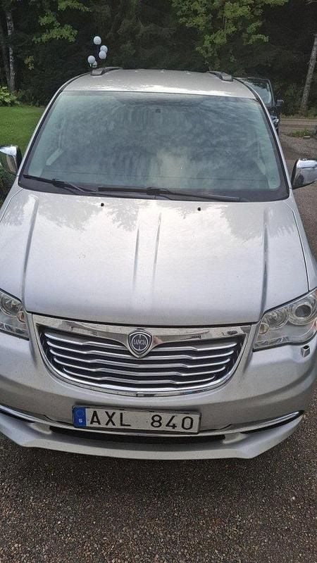 Grå Begagnad 2012 Lancia Voyager Minibuss | 99 900 kr (Marknadspris) - Bild 1/4