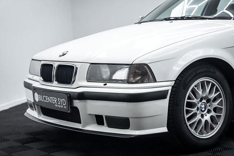 Begagnad BMW 325 192 HK (141 kW) 1994 Vit Sedan