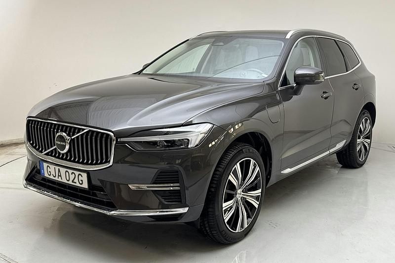 Grå Begagnad 2023 Volvo XC60 Plus SUV | 459 000 kr (Marknadspris) - Bild 1/4