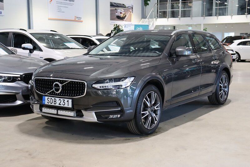Mörkgrå (grå metallic) Begagnad 2018 Volvo V90 CC Inscription Kombi | 339 900 kr (Marknadspris) - Bild 1/4