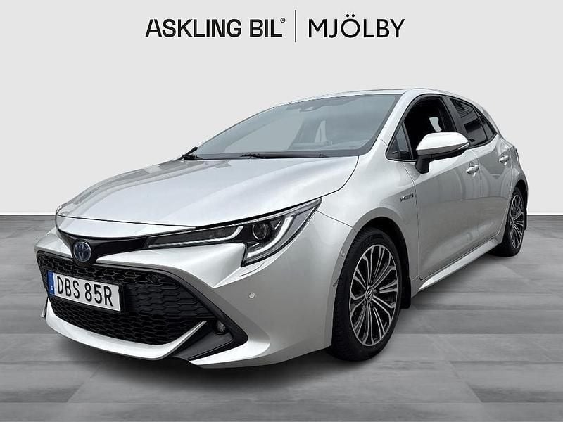 Silver Begagnad 2020 Toyota Corolla Hybrid Style Halvkombi | 229 000 kr (Lite dyr) - Bild 1/3