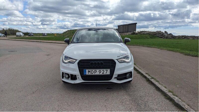 Vit Begagnad 2013 Audi A1 Sportback Sport Halvkombi | 90 000 kr (Marknadspris) - Bild 1/4