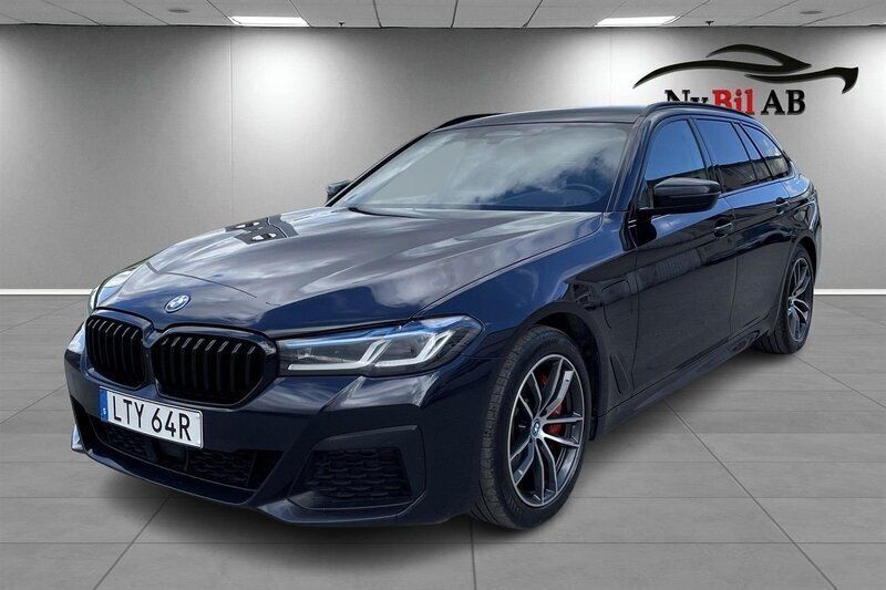 Svart Begagnad 2023 BMW 530e M Sport Kombi | 419 000 kr (Marknadspris) - Bild 1/4