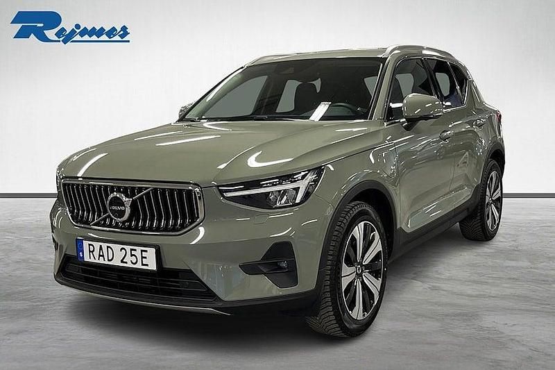 Grön Begagnad 2022 Volvo XC40 Plus SUV | 419 900 kr (Marknadspris) - Bild 1/4