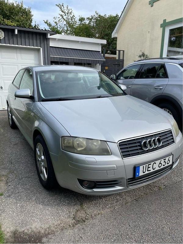 Silver Begagnad 2004 Audi A3 Attraction Halvkombi | 39 000 kr (Marknadspris) - Bild 1/4