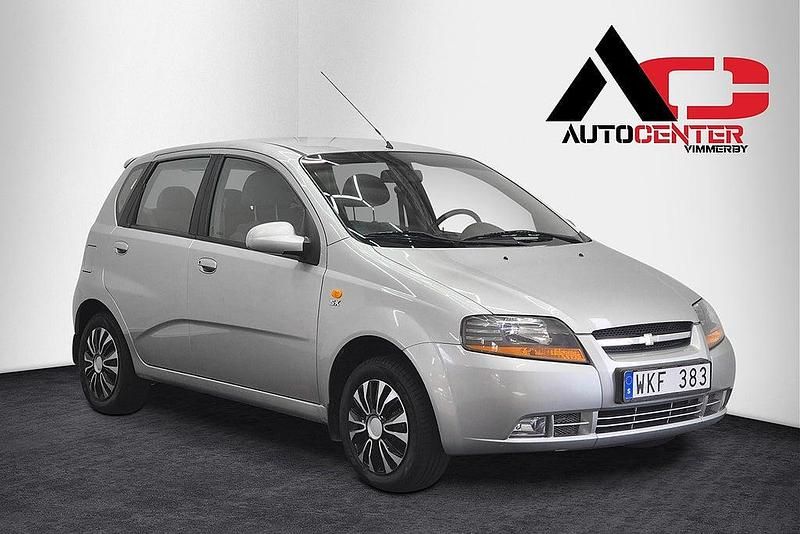 Begagnad Chevrolet Kalos 94 HK (69 kW) 2005 Silver Halvkombi