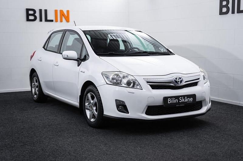 Vit Begagnad 2011 Toyota Auris Hybrid Plus Halvkombi | 109 900 kr (Marknadspris) - Bild 1/4